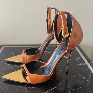 Versace RARE  Gold Patent Heels 39 pointed toe patent Greca ankle cuff